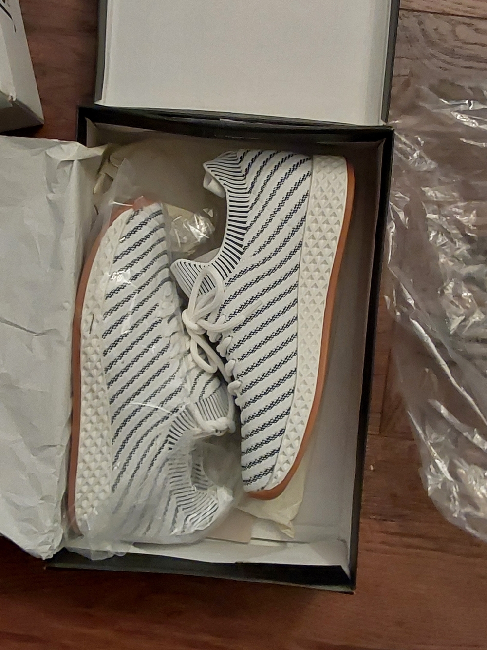 J/Slides Urban Sport Opy 2-Tone Knit white and black sneakers Size 6 NIB